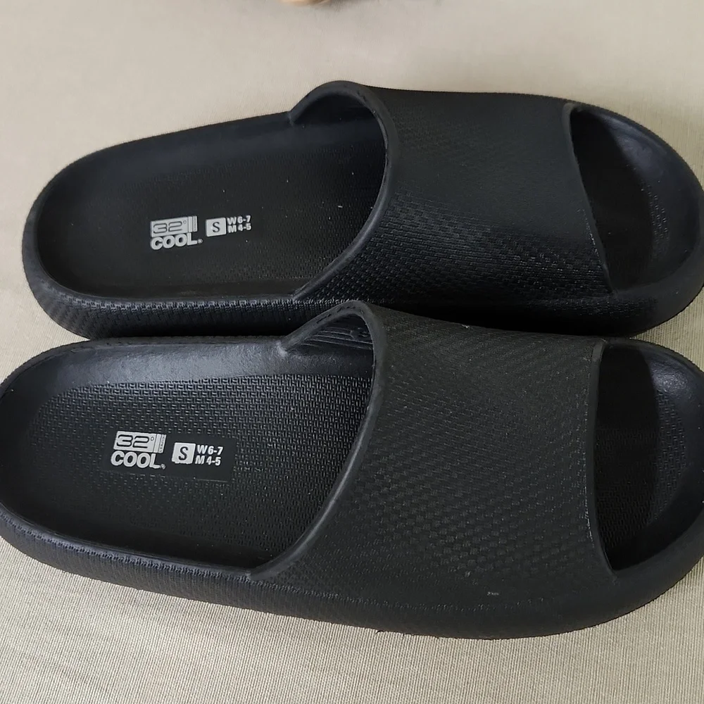Black Slide Sandals 32 Degree Cool Size SMALL.